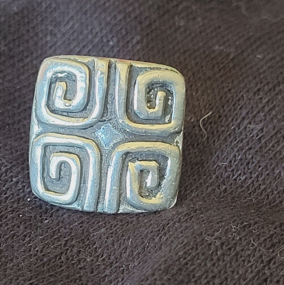 Ring - Picture 1 of 3